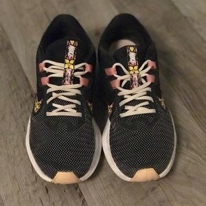 Women’s running or walking tennis shoes